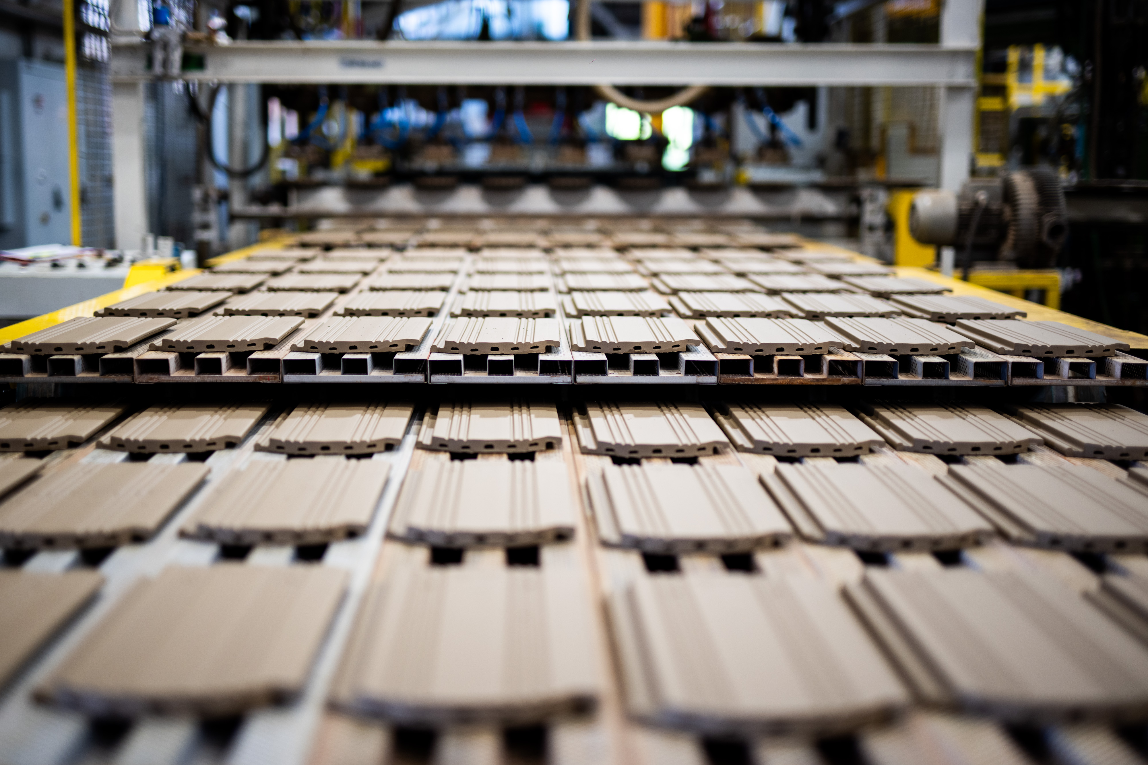 Robotokat, 3D-s kamerákat és lézert is bevetnek a kerámia tetőcserép gyártásához Csornán